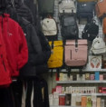 Česká obchodní inspekce kromě tržnic kontroluje i menší provozovny. V centru Prahy zjistila v prodejně na turisticky frekventované trase na dvě desítky padělků kabelek